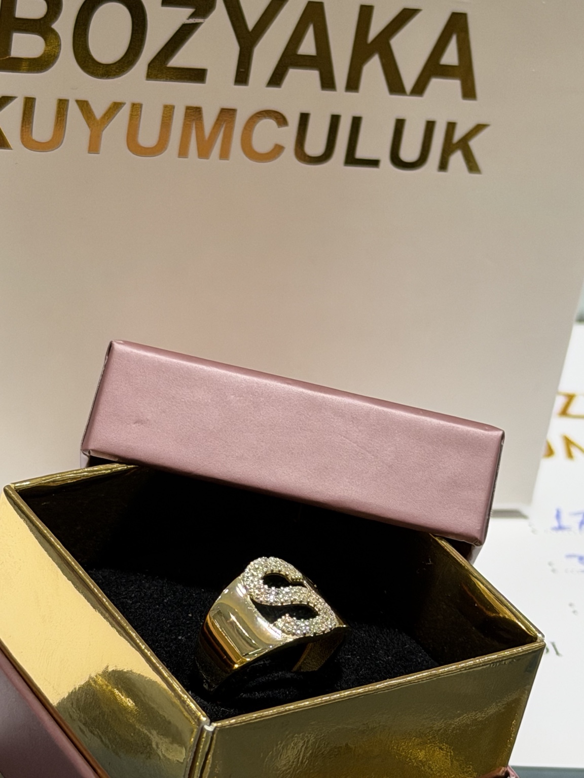 Taşlı altın yüzük